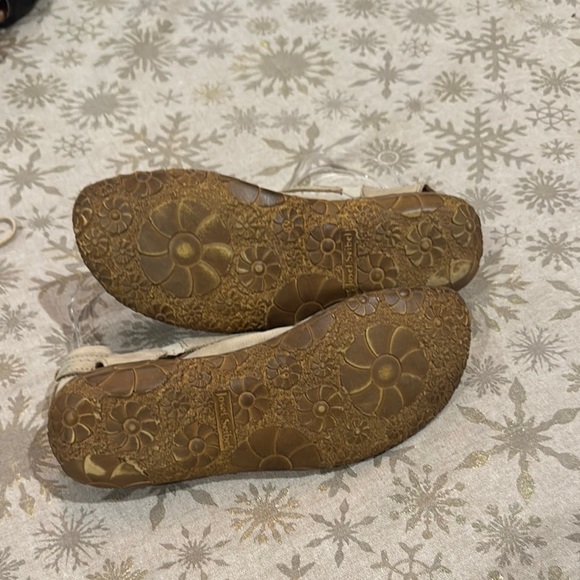 Earth Spirit Beige Leather Sandals - Picture 5 of 5